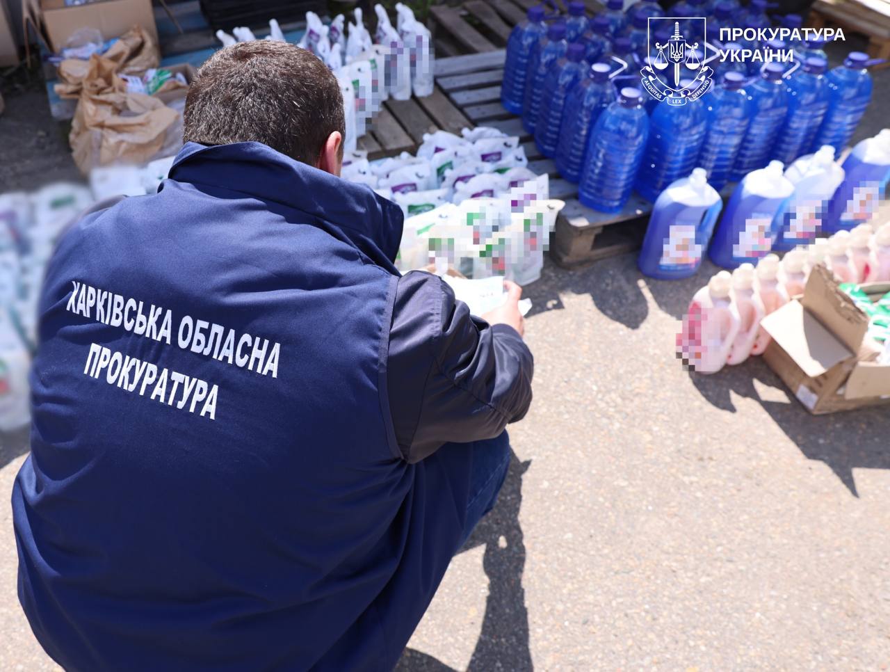 Підпільне виробництво побутової хімії відомих брендів викрили в Харкові (відео, фото)